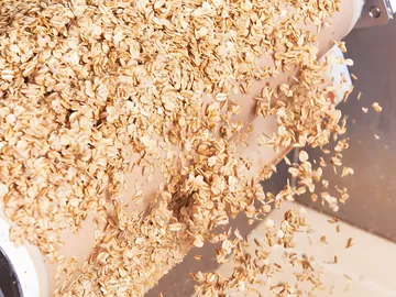 Bio-Müsli läuft aus der Abfüllanlage in Adorf