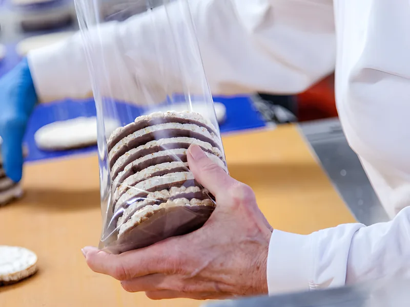 Reiswaffeln werden von Hand kontrolliert