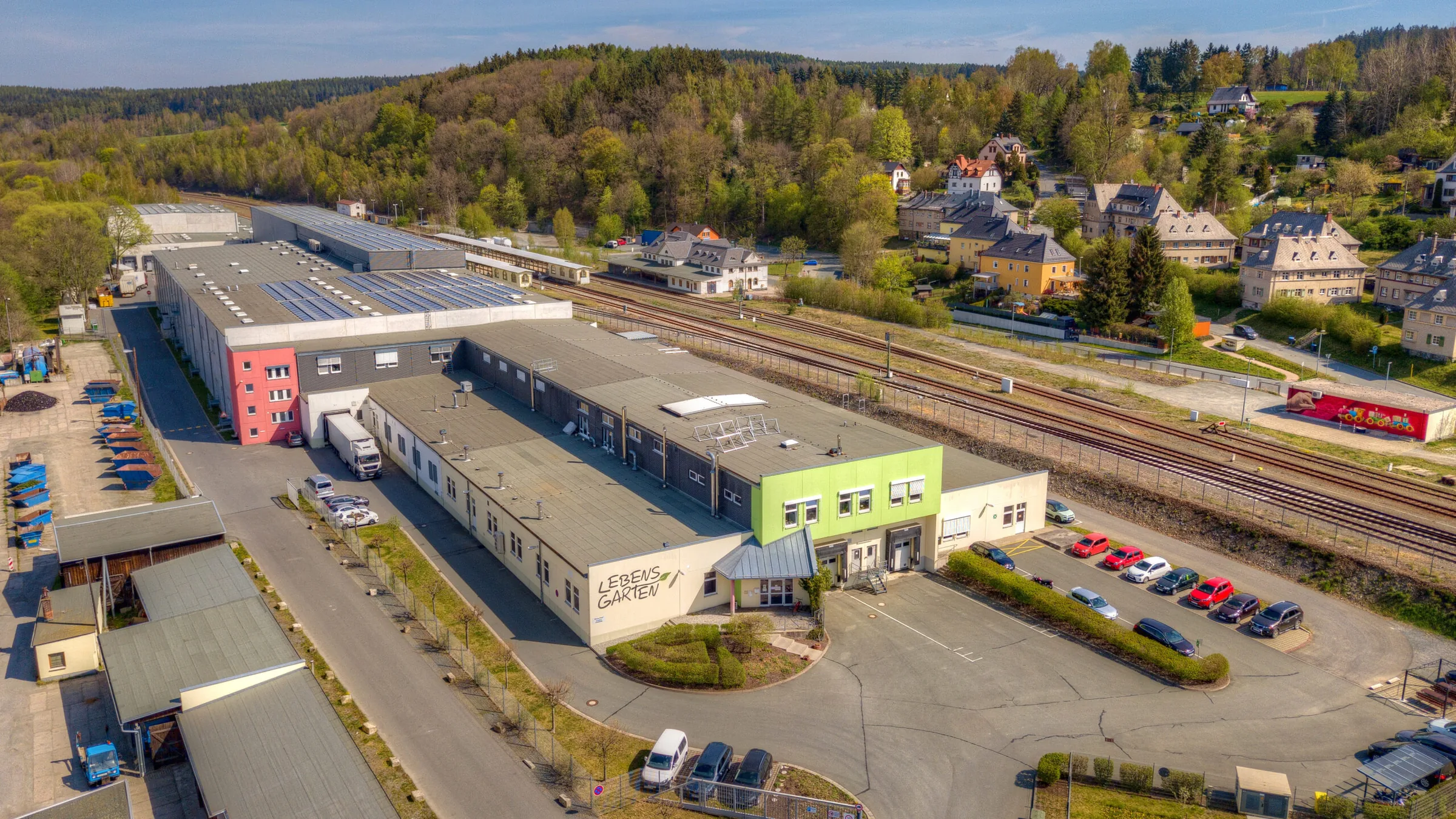 Luftaufnahme des Lebensgarten-Werks in Adorf neben der Bahnstrecke