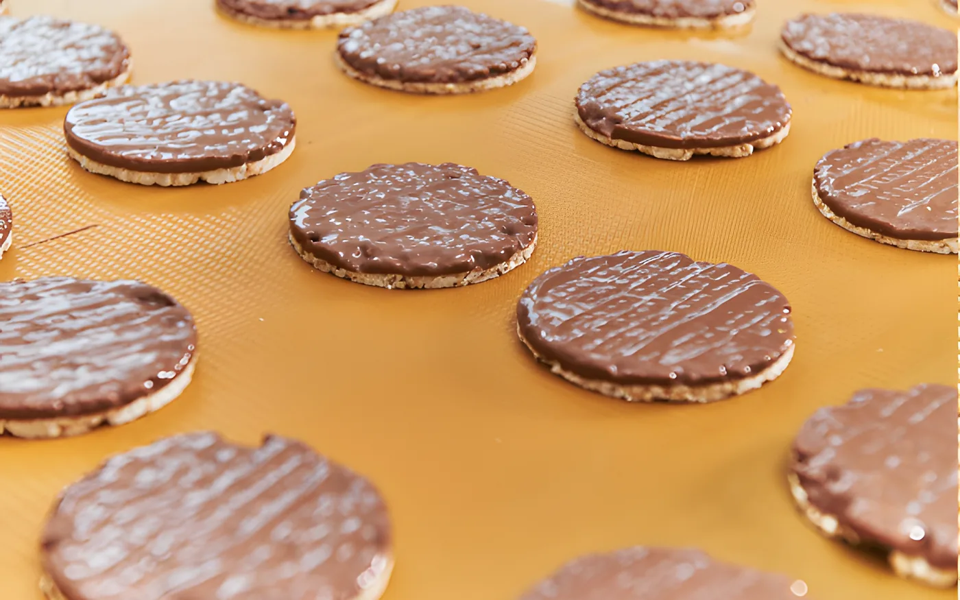 Schokolierte Reiswaffeln auf dem Band