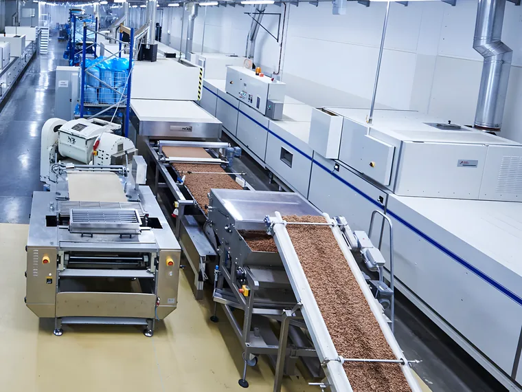 Crunchy auf dem Bandofen in der Produktion Adorf